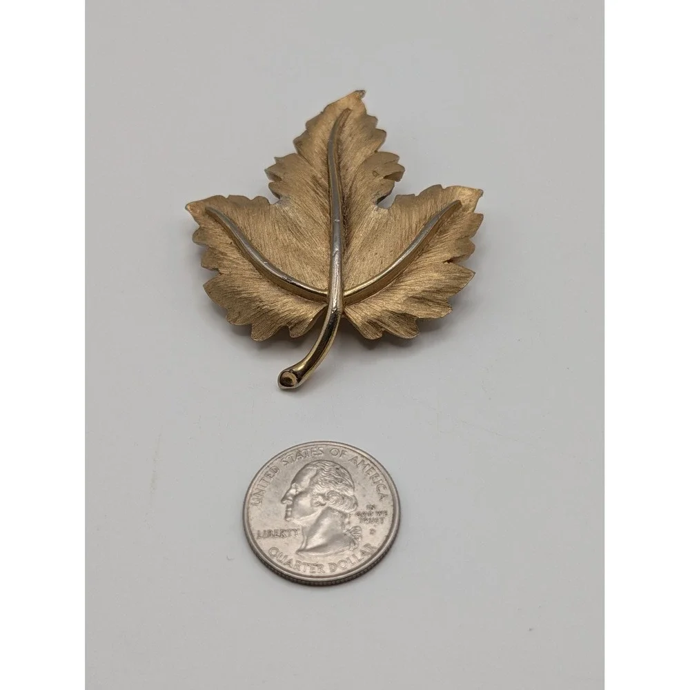 Trifari Signed Gold‎ Tone Brushed Maple Leaf Brooch Pin Textured Vintage 2